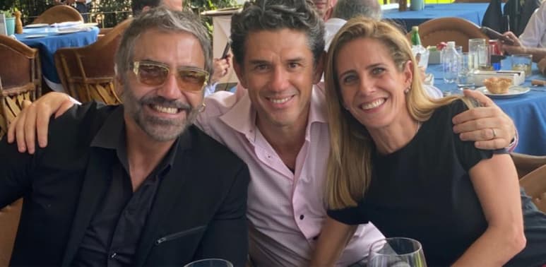 Alejandro Irarragorri, Presidente del Consejo de Administración de Orlegi Sports, propietario del Club Santos Laguna, Club Atlas y la Jaiba Brava, festejó su cumpleaños al lado de Alejandro Fernández y su esposa Laura Kalb Irarragorri. (ESPECIAL)