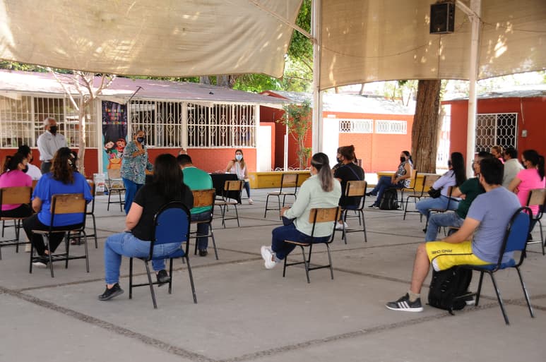 En la escuela secundaria Profra. Eva Sámano de López Mateos se les informó a padres y madres de familia sobre las medidas sanitarias. (JESÚS GALINDO)