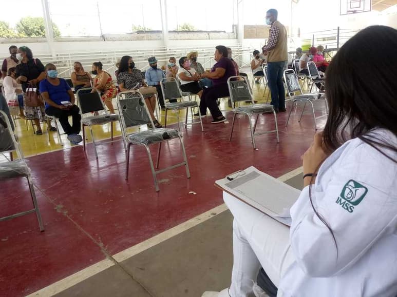 El punto de vacunación fue la cancha deportiva ubicada en la parte trasera de la presidencia de Matamoros. (EL SIGLO DE TORREÓN)
