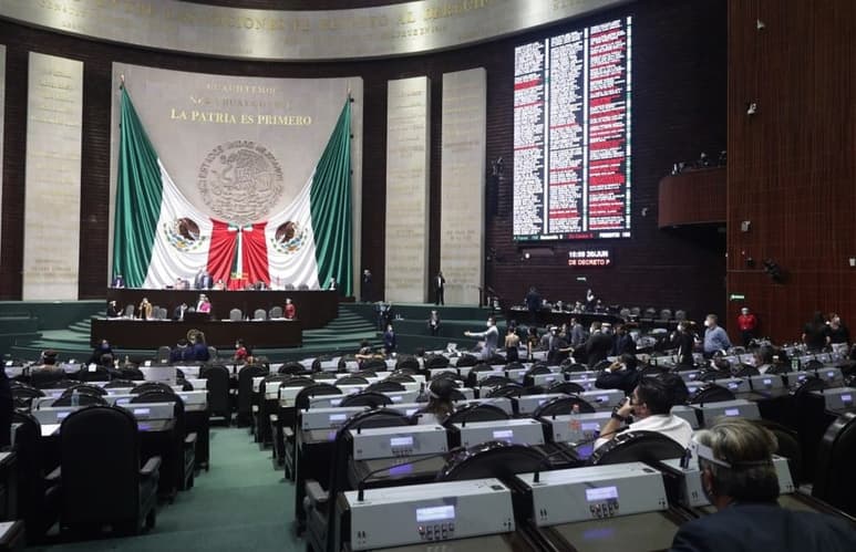 En una carta supuestamente enviada al líder del grupo parlamentario de Morena, Moisés Ignacio Mier Velasco, el diputado Edelmiro Santos mostró por cuarta vez su intención de manejar los ahorros de los trabajadores a través de una iniciativa de reforma fiscal para nacionalizar a las Afore. (ARCHIVO)