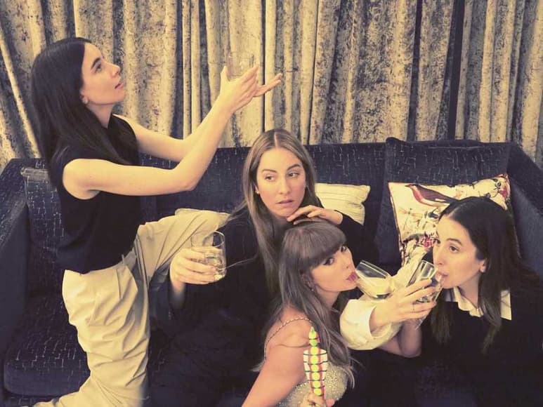 Celebra. Taylor Swift celebró con amigas su reconocimiento como la primera mujer en ser nombrada 'Global icon' en los Brit Awards.