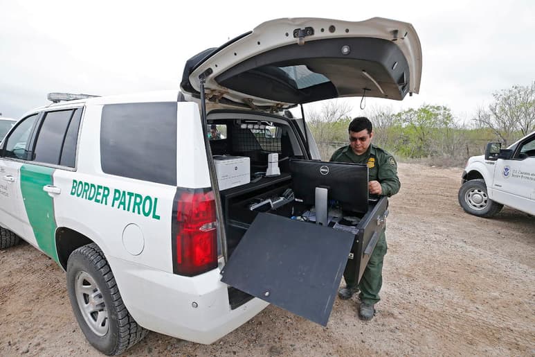 La tía de dos de las cinco niñas indocumentadas localizadas esta semana cerca de la frontera entre Texas y México dijo que ambas fueron secuestradas en México junto con su madre y que la familia pagó un rescate de unos 3,000 dólares. (ARCHIVO)