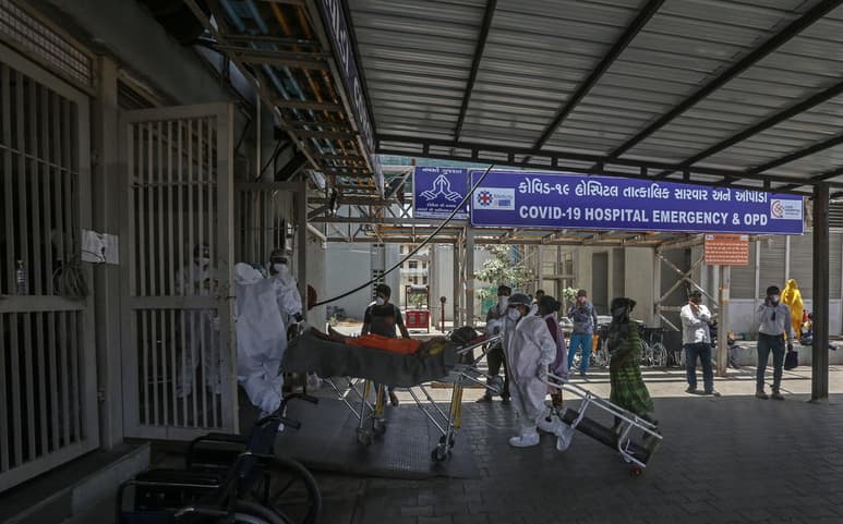 La India no consigue doblegar la pandemia, con más de 4,000 muertes y 360,000 casos diarios, una 'tragedia apocalíptica', según la oposición, enfrentada en una batalla política con el Gobierno indio por la falta de vacunas. (ARCHIVO)