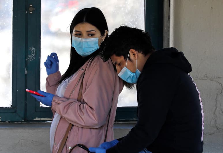 Los Centros de Control y Prevención de Enfermedades de EUA (CDC, en inglés) concluyeron este jueves que la población vacunada del país puede ir sin tapabocas en la mayoría de espacios cerrados, aunque deberán mantenerlo en sitios con multitudes, como aviones, autobuses y hospitales. (ARCHIVO)