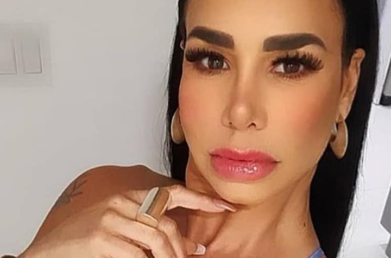 A la orilla de una piscina, la 'vedette' cubana lució la sensualidad de su figura (LISVEGAOFICIAL)