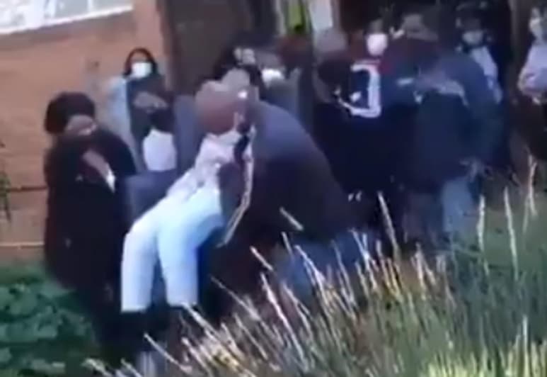 La directora se levantó segundos después (CAPTURA)