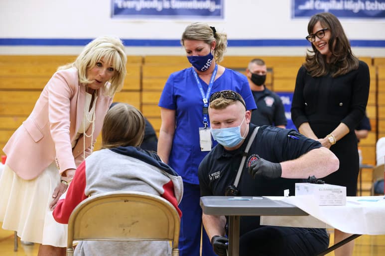 La primera dama de Estados Unidos, Jill Biden, viajó este jueves con la actriz Jennifer Garner a Charleston, en Virginia Occidental, con el objetivo de promover la vacunación contra el COVID-19 en los adolescentes. (AP)