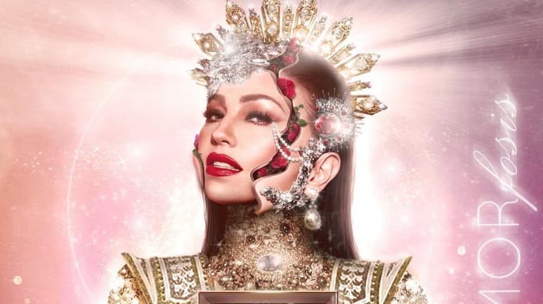 La imagen de Thalía vestida con una armadura dorada, una corona de diamantes, rosas rojas, perlas y con el corazón afuera, es la que presenta la nueva producción discográfica DesAMORfosis, el disco 'más personal' de la cantante mexicana. (ESPECIAL)   
