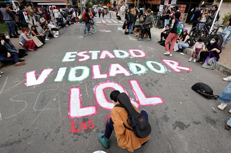 Las marchas en Colombia, que continúan después de más de dos semanas, claman hoy contra la violencia sexual contra las manifestantes por parte de las fuerzas de seguridad, después de que se denunciaran hasta 16 casos durante estos días de protestas multitudinarias. (ARCHIVO)