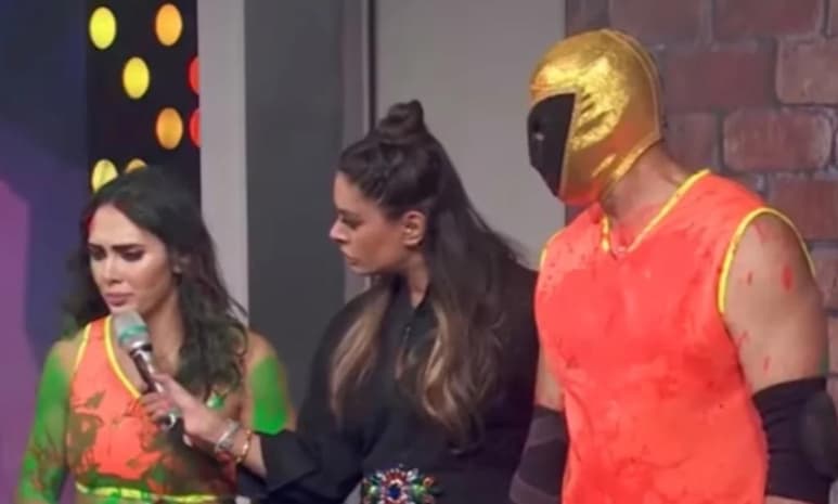 La presentadora de televisión Macky se sorprendió mucho cuando al estar bailando con Tinieblas Jr. en el programa Hoy, recibió una nalgada que no estaba planeada en la coreografía. (ESPECIAL)
