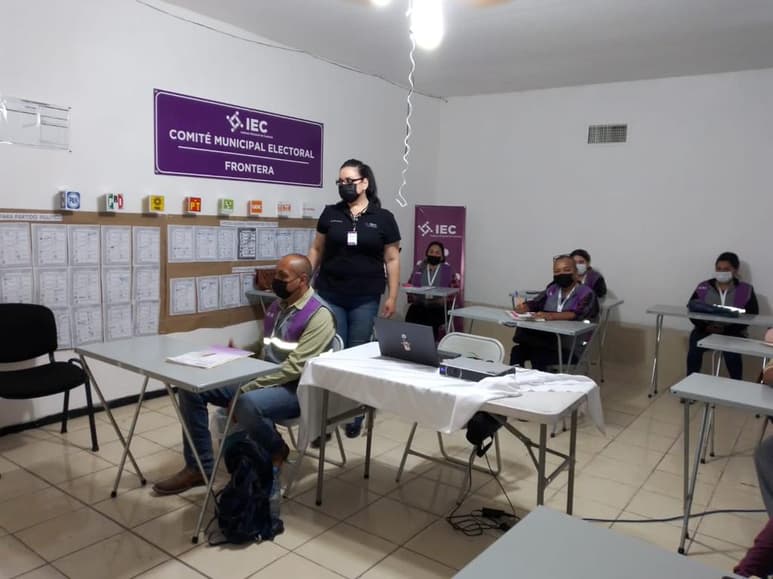 Funcionarios electorales del IEC que trabajarán asistiendo a sus homólogos del Instituto Nacional Electoral en las elecciones del seis de junio, son capacitados y realizan simulacros previos a los comicios. (SERGIO A. RODRÍGUEZ)