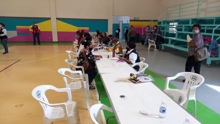 La Brigada Correcaminos inició este viernes el registro para personas mayores de 50 años y mujeres embarazadas del municipio de Frontera, para otorgarles la cita para su vacuna anti COVID-19. (SERGIO A. RODRÍGUEZ)