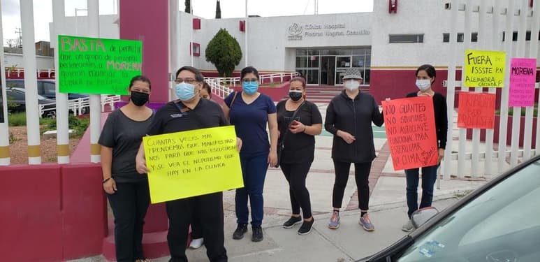 Personal sindicalizado de diferentes áreas de la clínica hospital del El Instituto de Seguridad y Servicios Sociales de los Trabajadores del Estado (ISSSTE) de Piedras Negras, realizaron una manifestación y trabajan bajo protesta, solicitando la destitución de la administradora; argumentando abuso de poder, malos manejos y que fue impuesta por Francisco Cortez Gómez, actual diputado local por Morena. (RENÉ ARELLANO)
