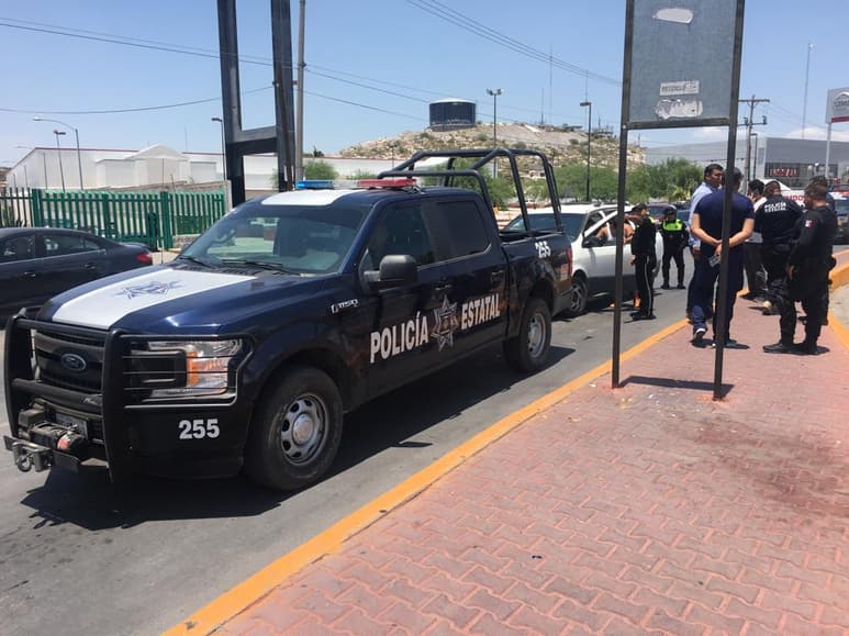 Ante tal agresión y el latente riesgo para la denunciante, su nieta y el personal, se pidió apoyo a los elementos de la Policía Estatal.