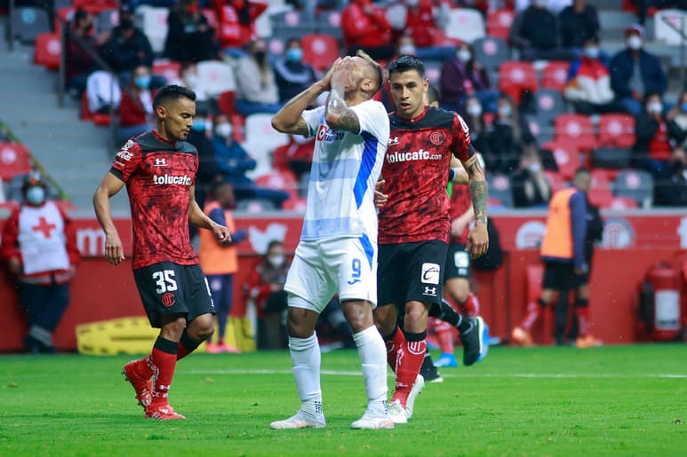Cruz Azul perdió 2-1 el partido de ida, por lo que tendrá que superar hoy al Toluca si es que quiere meterse a las semifinales. (JAM MEDIA)