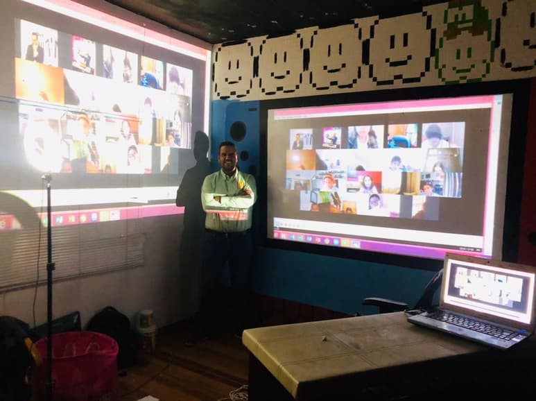 Incluso platica que el comparativo lo hizo el investigador y profesor de dicha universidad, Howard Gardner, al presentar su dinámica para impartir su clase, luego de que el maestro rural le comentó a través de Twitter: 'también en Madero lo hacemos así'.