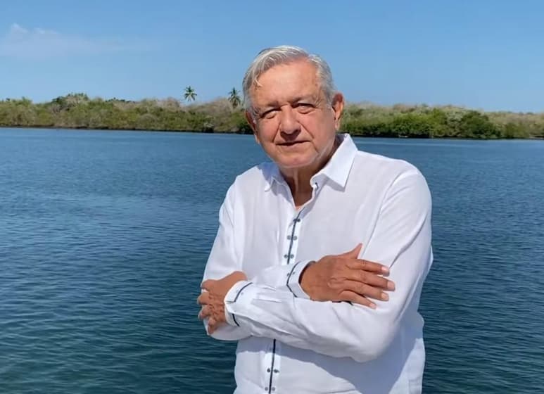 Desde San Blas, en la Rivera de Nayarit, el presidente Andrés Manuel López Obrador envió un mensaje a los profesores para conmemorar el Día del Maestro este 15 ed mayo. (YouTube)