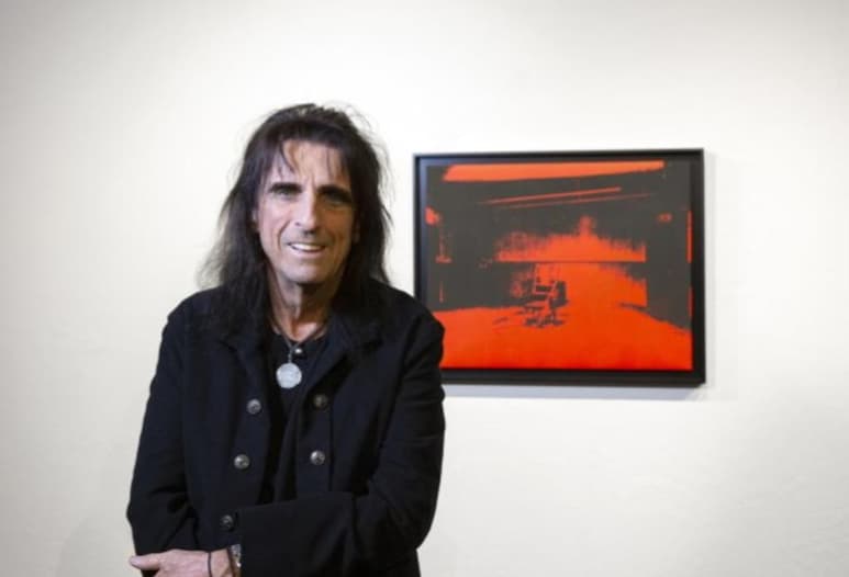 Una obra original de Andy Warhol (1928-1987) propiedad del cantautor estadounidense Alice Cooper, quien la habría almacenado por décadas en una bodega, fue rescatada del olvido y será subastada en una galería de Scottsdale (Arizona, EUA) con un costo millonario. (ESPECIAL)