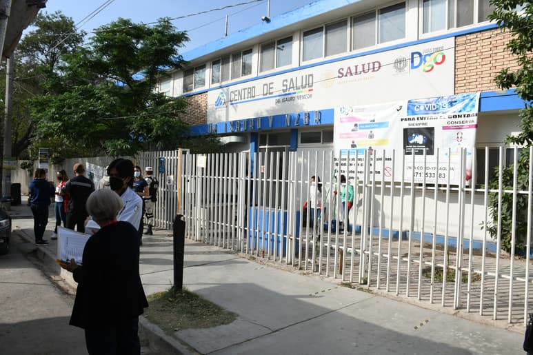 Los mayores de 60 años que recibieron la primera dosis de la vacuna en el Centro de Salud serán atendidos en la Facsa de UJED. (ARCHIVO)