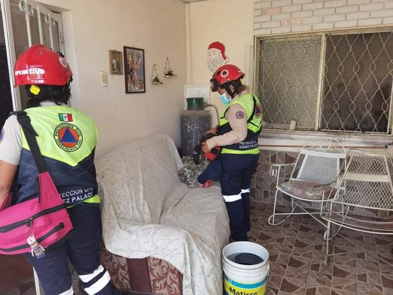 Personal de Protección Civil brindó atención médica a una mujer, pues presentaba una crisis nerviosa. (EL SIGLO DE TORREÓN)