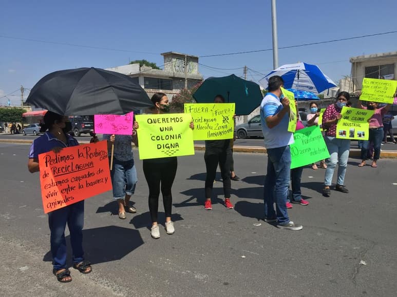 Bloquearon la calle Urrea frente a la empresa Reciclados Laguna para exigir su reubicación ante la serie de problemáticas que aseguran ha generado desde hace más de dos décadas. (EL SIGLO DE TORREÓN)