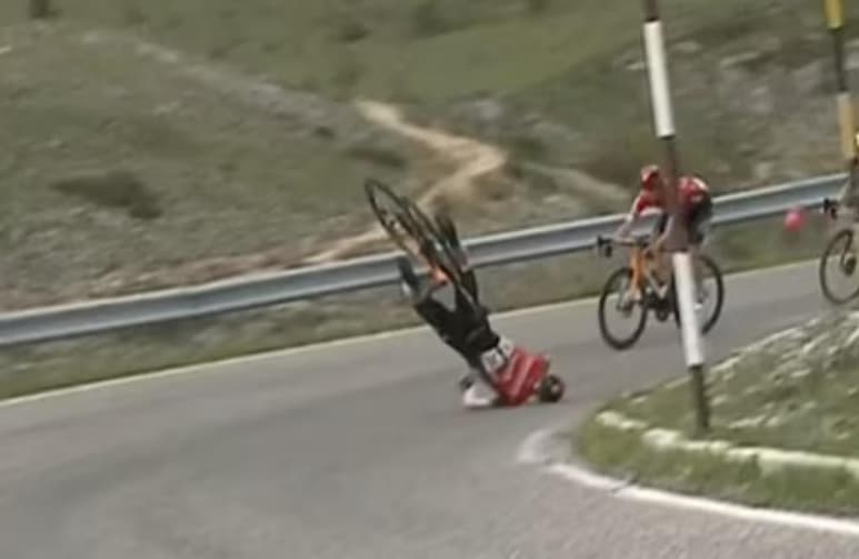 El ciclista Matej Mohoric fue forzado a abandonar el Giro d'Italia después de sufrir un aparatoso accidente al ir de bajada en la fase nueve de la carrera. (Especial)