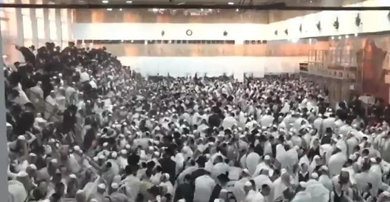 Unos sesenta religiosos judíos resultaron heridos hoy tras colapsar la grada de una sinagoga donde celebraban una multitudinaria ceremonia de la festividad de Shavuot, en la colonia israelí de Givat Zeev, en Cisjordania ocupada. (ESPECIAL)