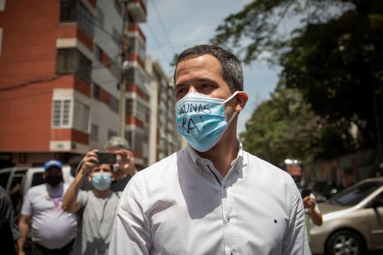 El líder opositor venezolano Juan Guaidó dijo este domingo que conversa con una delegación de Noruega para que visite 'lo más pronto posible' el país a fin de que avance como mediador en una posible negociación con el Gobierno de Nicolás Maduro para alcanzar un acuerdo que lleve a elecciones 'justas'. (ARCHIVO)