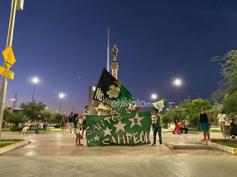 Las banderas verde y blancas vuelven a ondear por las calles de la ciudad, dando vida a una nueva edición de la “Santosmanía” y sobre todo, gozando el triunfo de los Guerreros en su serie de cuartos de final ante los Rayados del Monterrey, a quienes eliminaron en su propia casa.