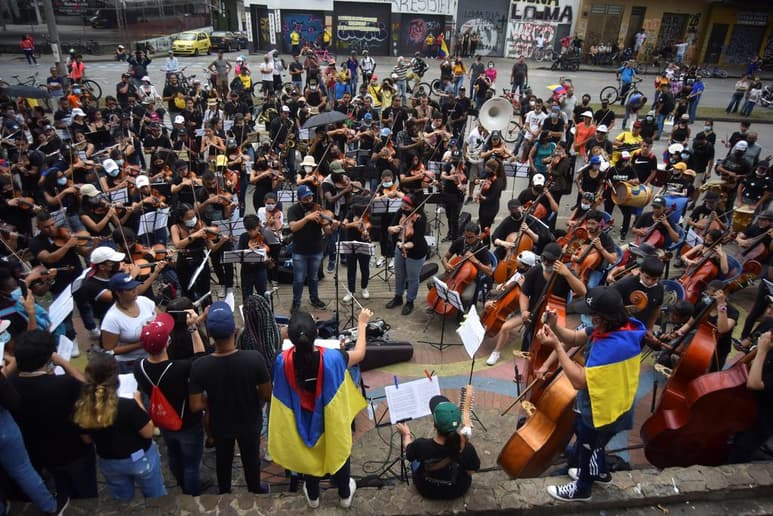Las protestas, que iniciaron el pasado 28 de abril, se han cobrado 42 víctimas mortales, según lo informado a la Defensoría del Pueblo. (EFE) 
