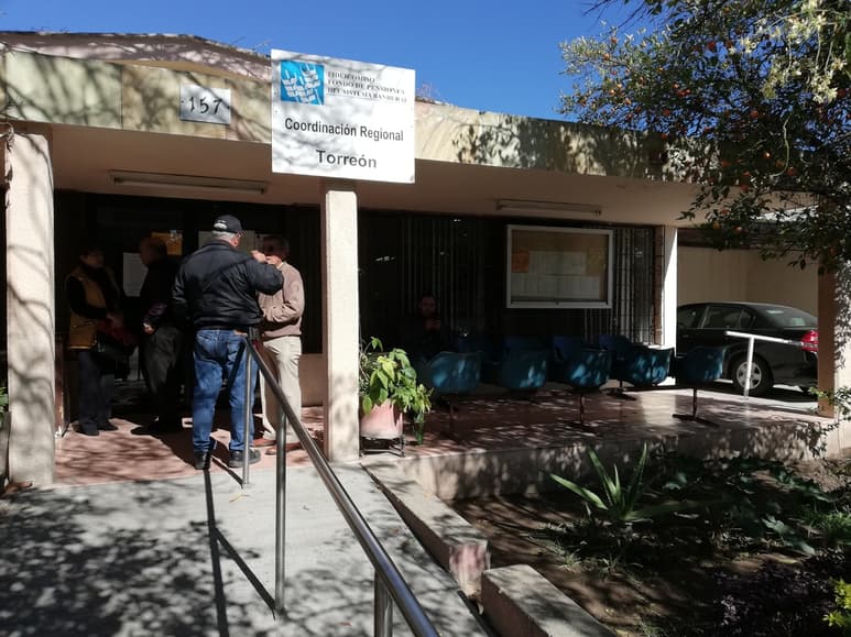 Jubilados y pensionados de Banrural señalan afectaciones con su servicio médico. (ARCHIVO)