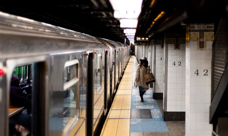 El metro de la ciudad de Nueva York, el más bullicioso de Estados Unidos, retomó este lunes su servicio de 24 horas, un año después de que las autoridades acordaron un cierre nocturno para la desinfección de los vagones como medida para evitar la propagación de la COVID-19. (ARCHIVO)