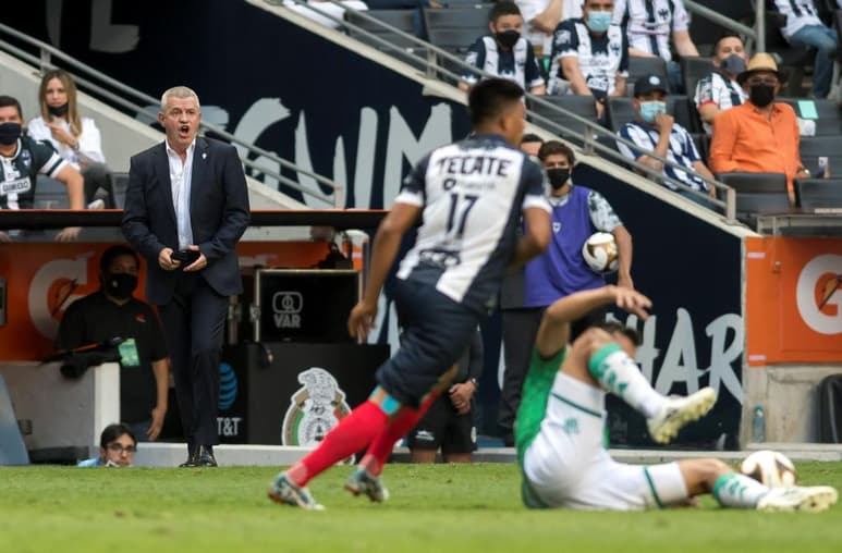 A Javier Aguirre no le quedó de otra que ya pensar en el Apertura 2021, porque su Monterrey se quedó corto en la Liguilla del Guardianes. Los Rayados fueron eliminados por el Santos (3-2 en el global), a pesar de la poderosa nómina de los regiomontanos. 'El Vasco' se adjudicó la responsabilidad por quedar fuera de competencia. (EFE)