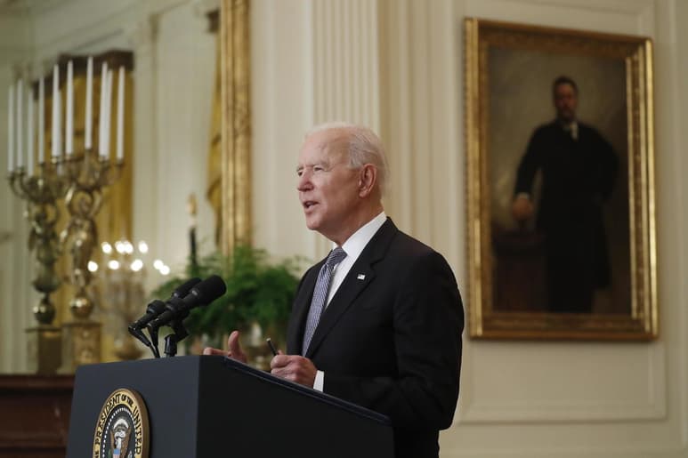 El presidente de Estados Unidos, Joe Biden, anunció este lunes que por primera vez durante la pandemia han caído los casos de COVID-19 en los 50 estados del país y subrayó que el 60 por ciento de la población adulta ha recibido ya al menos una dosis de la vacuna contra esta enfermedad. (EFE) 
