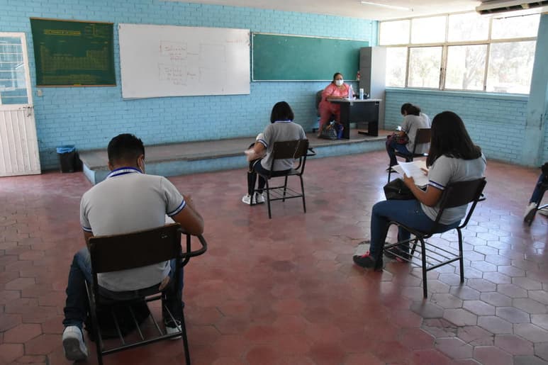 Los primeros mil alumnos de primaria y secundaria de la Región Centro del Estado regresaron a clases este lunes de manera presencial en el sistema educativo público estatal.
