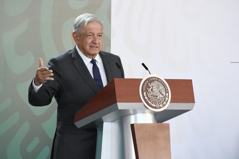 “Que no haya trampas” fue el nuevo llamado que hizo hoy desde Torreón el presidente Andrés Manuel López Obrador a quienes protagonizan las campañas políticas en el país, además afirmó que existe libertad de todas las personas para que denuncien ante instancias internacionales cualquier inconformidad o reclamo respecto a las campañas o temas de gobierno. (FERNANDO COMPEÁN)