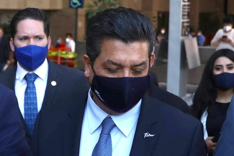 Durante la conferencia de López Obrador en Torreón, el presidente aseguró que el gobernador panista no contaba con fuero.