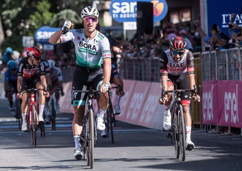 Peter Sagan celebra tras llegar a la primera en la décima etapa del Giro de Italia, en el que Egan Bernal sigue como líder. (EFE)