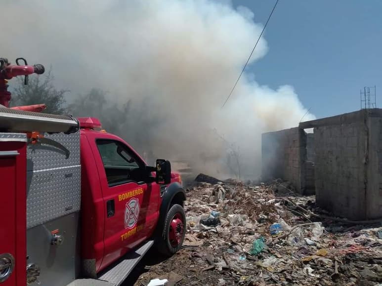 El fuego fue controlado por los cuerpos de rescate antes de que se extendiera a los domicilios aledaños. (EL SIGLO DE TORREÓN)