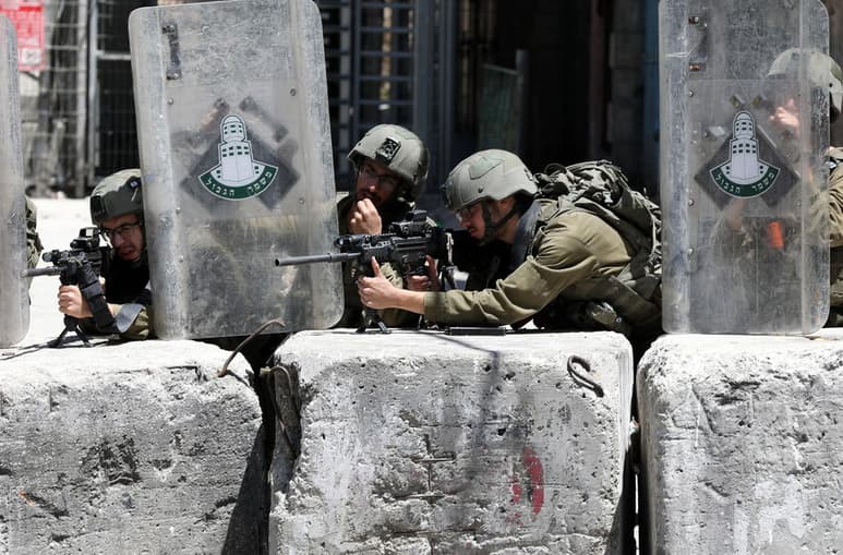 Un palestino murió hoy por disparos israelíes durante enfrentamientos entre manifestantes y el Ejército de Israel en Cisjordania ocupada, en el marco de una ola de masivas protestas palestinas en apoyo a la Franja de Gaza, informó el Ministerio de Sanidad de la Autoridad Nacional Palestina. (ARCHIVO)
