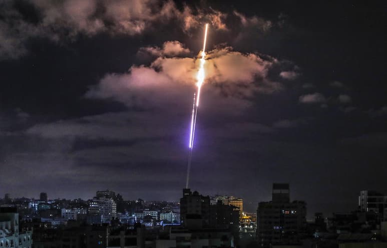 Dos personas murieron hoy en Israel por el impacto de cohetes lanzados desde la Franja de Gaza, lo que elevó a 12 el total de fallecimientos en el país desde el comienzo de la actual escalada bélica, informó a Efe el servicio de emergencias israelí Maguén David Adom. (ARCHIVO)