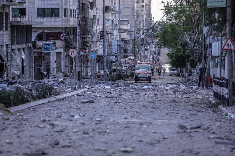 Escombros, rocas enormes, piedras más pequeñas y muebles colapsan la calle al Wehda (calle unidad), una de las vías principales que atraviesan la ciudad de Gaza y que conduce al hoy inhabilitado hospital al Remal, que aloja el único laboratorio oficial del enclave para analizar pruebas de COVID-19. (ARCHIVO)