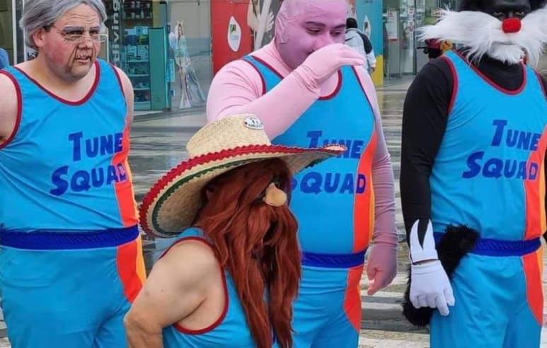 Este martes han comenzado a circular en redes sociales un conjunto fotografías captadas presuntamente en la Ciudad de México donde un grupo de personas personifica a los personajes de Looney Tunes en un centro comercial. (Especial)