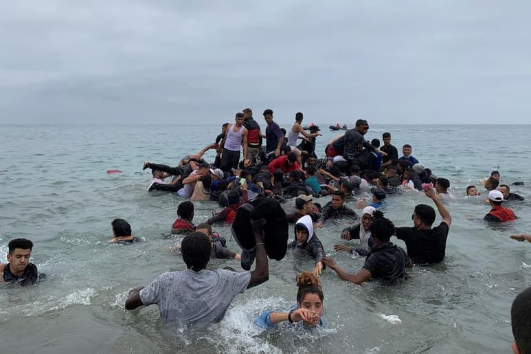 España y Marruecos entraron hoy en su mayor crisis diplomática en los últimos veinte años, con la llamada a consultas por parte de Rabat de su embajadora en Madrid, Karima Benyaich, y ello tras la entrada en Ceuta de casi 8,000 emigrantes irregulares llegados desde Marruecos en poco más de 24 horas. (EFE)