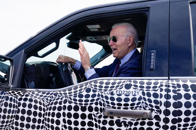 El presidente Joe Biden hace un alto frente a la prensa mientras conduce una camioneta F-150 Lightning en una instalación de Ford en Dearborn, Michigan, el martes 18 de mayo de 2021. (AP Foto/Evan Vucci)