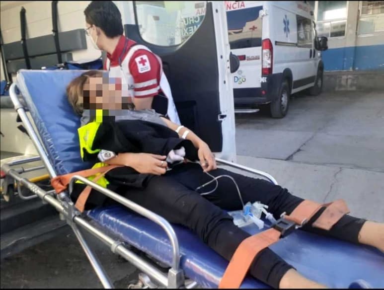 Los agentes solicitaron una ambulancia, y ante la premura del alumbramiento el esposo y personal de Vialidad tuvieron que auxiliar a la joven. (EL SIGLO DE TORREÓN)