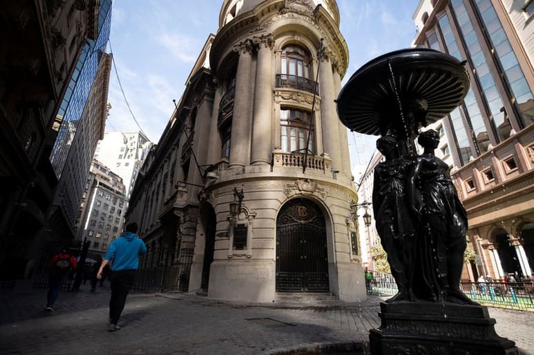 El objetivo era que Chile, el tercer país con más multimillonarios de Latinoamérica, pudiera mitigar los elevados costos fiscales. (EFE)