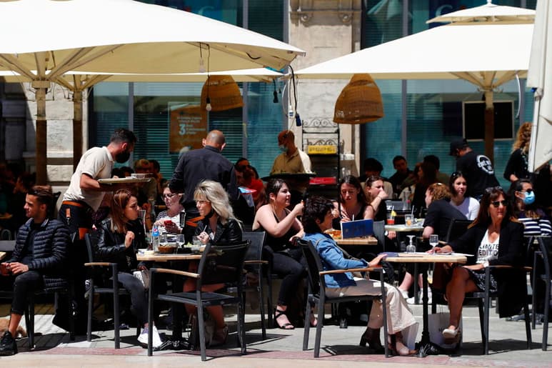 Francia recuperó este miércoles una parte de esa añorada 'normalidad', con la reapertura de bares, restaurantes y centros culturales a lo que se suma la reducción del toque de queda, ahora a partir de las nueve de la noche, mientras las autoridades hacían un llamamiento a la prudencia. (EFE)