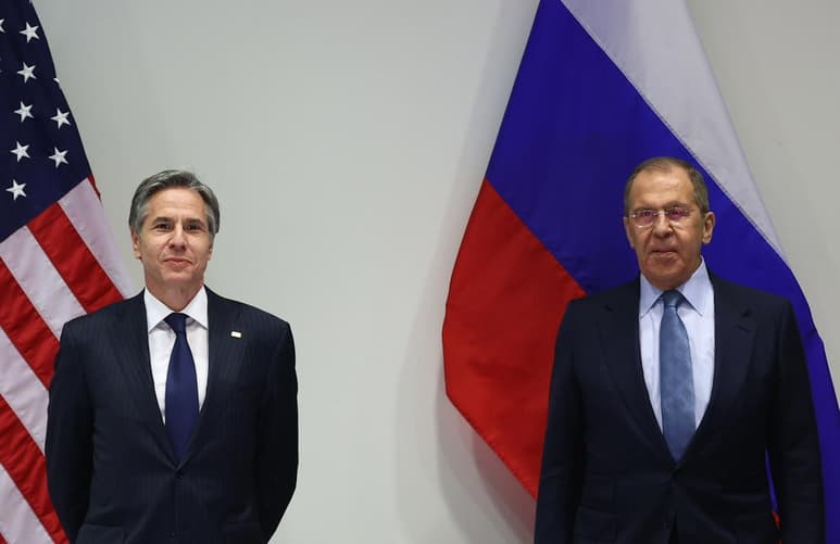 Estados Unidos y Rusia dieron este miércoles comienzo a un diálogo para relajar la tensión, con una primera reunión de sus titulares de Exteriores, Antony Blinken y Serguéi Lavrov, que se vieron las caras en Reikiavik para acercar posturas, pese a las 'profundas diferencias' entre ambos países. (EFE)