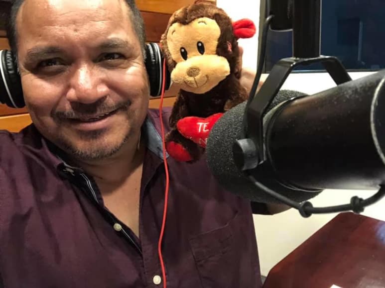 La muerte de hoy miércoles del periodista Francisco Verdayes, considerado el cronista no oficial de Cancún, enlutó a la ciudad que caminó, indagó, narró y plasmó en innumerables escritos, los cuales dan cuenta de la historia previa al surgimiento del coloso turístico mexicano, hasta su momento actual, marcado por la pandemia del Coronavirus que minó el organismo del también historiador. (ESPECIAL)